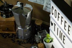 vintage roaster kaffe på träbord. foto