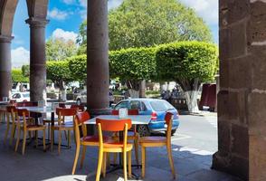 Mexiko, Morelia turistattraktion färgglada gator och restauranger i historiska centrum foto