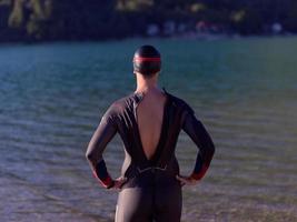 triathlet simmare porträtt bär våtdräkt på träning foto