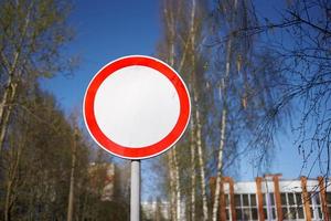 förflyttning av trafikmärken förbjuden mot bakgrund av skolbyggnaden. foto