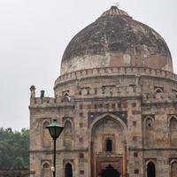 mughal arkitektur inuti lodhi trädgårdar, delhi, Indien, vacker arkitektur inuti den trekupolformade moskén i lodhi trädgård sägs vara fredagsmoskén för fredagsbönen, lodhi trädgårdsgrav foto