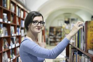 kvinna på biblioteket foto