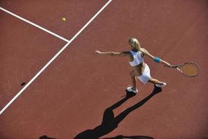 ung kvinna spela tennis foto