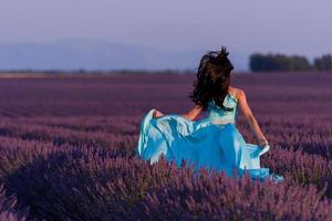 kvinna i lavendel blomma fält foto