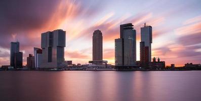 Rotterdam horisont vid soluppgången foto