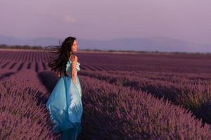 kvinna i lavendel blomma fält foto