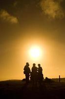 soldater som står mot solnedgången foto