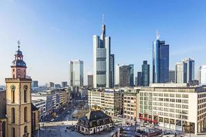 hauptwache plaza omgiven av Frankfurts horisont i Tyskland foto