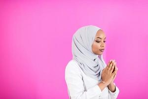 afrikansk muslimsk kvinna gör traditionell bön till gud foto