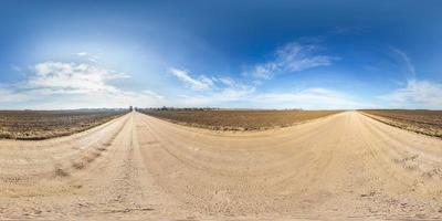 fullständig sömlös sfärisk hdri-panorama 360 graders vinkelvy på grusväg bland fält på vårdagen med fantastiska moln i ekvirektangulär projektion, redo för virtuell verklighetsinnehåll foto