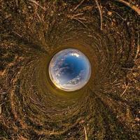 inversion av lilla planetens transformation av sfäriskt panorama 360 grader. sfärisk abstrakt flygfoto i fält med fantastiska vackra moln. utrymmets krökning. foto