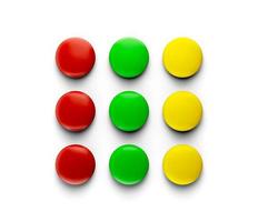 färgglada läckra chokladgodis eller knappar som ligger i flera rader och bildar trafikljuskoncept isolerat på en vit bakgrund 3d-illustration foto