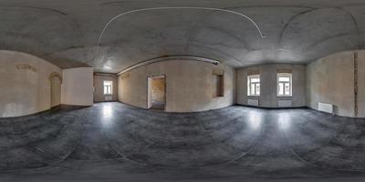 tomt rum utan reparation. full sömlös sfärisk hdri panorama 360 grader i det inre av grått loftrum kontor med panoramafönster i ekvirektangulär projektio foto