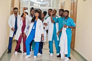 grupp av afrikanska läkarstudenter på college gör selfie tillsammans på telefon. foto