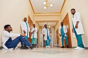 grupp afrikanska manliga läkarstudenter på college. foto