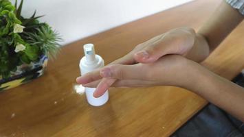 kvinnlig tvätta handen med desinfektionsgel för förebyggande av coronavirus sjukdom innan arbetet från foto