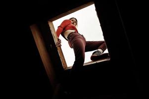 mode porträtt av rödhårig sexig tjej på taket. modell attraktiv förförelse kvinna. foto