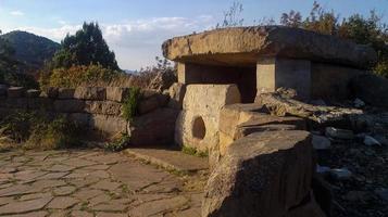 måndolmen. ett mystiskt fornminne. ligger i krasnodar-territoriet bredvid geledzhik på berget Nexis. vackert ställe. en gammal begravnings- och kultstruktur gjord av stenar. megalit. foto
