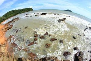 vackert havslandskap. hav och sten. naturens sammansättning. 8mm fish eye lins foto