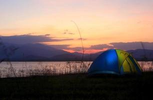 campingplats bredvid sjön, nationalparken, thailand foto