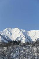 snötäckt berg i takayama japan foto