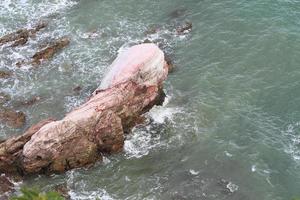 stenar på den tropiska stranden foto