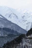 snötäckt berg i takayama japan foto