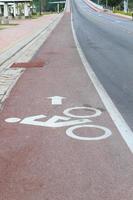 en bild av en cykel vägskylt och pil foto