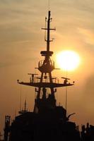 slagskepp med solnedgången bakom foto