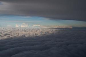 blå himmel från flygplansfönstret foto