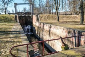 gateway sluss klaffbrokonstruktion på floden, kanal för passerande fartyg vid olika vattennivåer foto