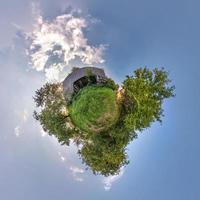 liten planetomvandling av sfäriskt panorama 360 grader. sfärisk abstrakt flygfoto i fält med fantastiska vackra moln. utrymmets krökning. foto