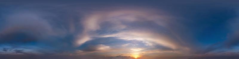 mörkblå himmel före solnedgången med vackra häftiga moln. sömlös hdri panorama 360 graders vinkelvy med zenit för användning i grafik eller spelutveckling som sky dome eller redigera drönarbild foto