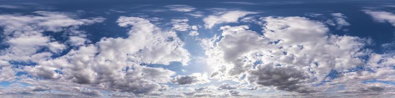 blå himmel med vackra fluffiga moln utan mark. sömlös hdri panorama 360 graders vinkelvy utan mark för användning i 3d-grafik eller spelutveckling som sky dome eller redigera drönarbild foto