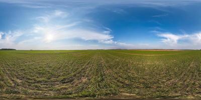 fullständig sömlös sfärisk hdri panorama 360 graders vinkelvy på bland fält på vårdagen med fantastiska moln i ekvirektangulär projektion, redo för vr ar virtual reality-innehåll foto