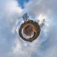 liten planetomvandling av sfäriskt panorama 360 grader. sfärisk abstrakt flygfoto i fält med fantastiska vackra moln. utrymmets krökning. foto