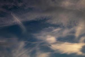 blå himmel bakgrund med stora små stratus cirrus randigt moln före storm. foto