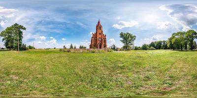 fullständig sömlös sfärisk hdri-panorama 360 graders vinkelvy nära neogotisk katolsk kyrka Maria himmelsfärd i ekvirektangulär projektion med zenit och nadir, ar vr innehåll foto