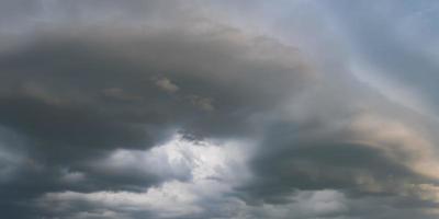 panorama av svart himmel bakgrund med stormmoln. åska fram foto