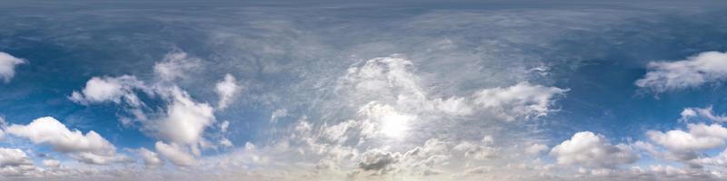 sömlös hdri panorama 360 graders vinkelvy blå himmel med vackra cumulusmoln med zenit för användning i 3d-grafik eller spelutveckling som skydome eller redigera drönarbild foto