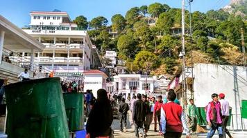 vaishno devi mandir är ett hinduiskt tempel tillägnat den hinduiska gudinnan, beläget i katra vid trikutabergen i den indiska delstaten Jammu och Kashmir foto