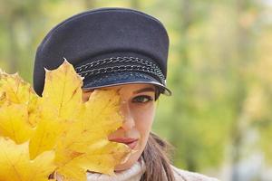 vacker mild kvinna i höstparken foto