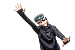 kvinna i 360 view virtual reality headset som spelar spelet isolerat på vit bakgrund. 3d-enhetsgadget för att titta på filmer för resor och underhållning i 3d-utrymme.. kartong vr ar glasögon foto