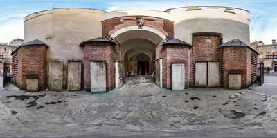 fullständig sömlös sfärisk hdri panorama 360 graders vinkelvy nära ingången till den gamla armeniska kyrkan i ekvirektangulär projektion med zenit och nadir. vr ar innehåll foto