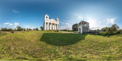 full sömlös sfärisk hdri panorama 360 graders vinkel i liten by med dekorativ medeltida stil arkitektur kyrka i ekvirektangulär sfärisk projektion med zenit och nadir. vr innehåll foto