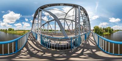 fullständig sömlös sfärisk hdri panorama 360 graders vinkelvy nära stålramkonstruktion av enorm bro över floden i ekvirektangulär projektion. vr ar innehåll foto