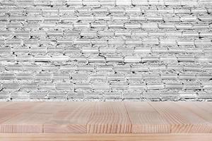 brun trä bordsskiva på vit betongvägg bakgrund - kan användas för montage eller visa dina produkter foto