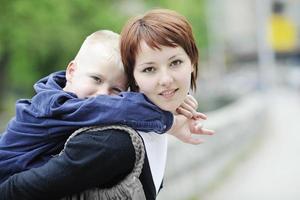 glad pojke och mamma utomhus foto