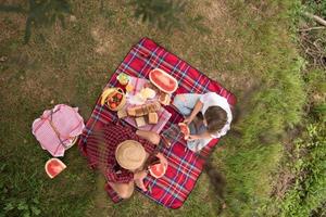 ovanifrån av par som njuter av picknicktid foto