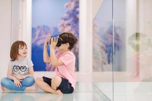 barn som använder virtual reality-headset hemma foto